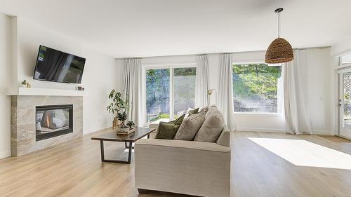 206 Echo Ridge, Kelowna, BC - Indoor Photo Showing Living Room With Fireplace