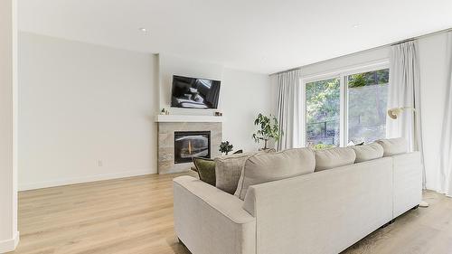 206 Echo Ridge, Kelowna, BC - Indoor Photo Showing Living Room With Fireplace