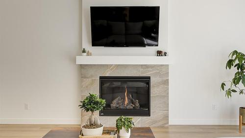 206 Echo Ridge, Kelowna, BC - Indoor Photo Showing Living Room With Fireplace