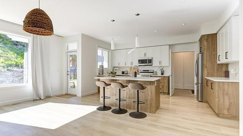 206 Echo Ridge, Kelowna, BC - Indoor Photo Showing Kitchen