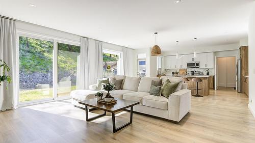 206 Echo Ridge, Kelowna, BC - Indoor Photo Showing Living Room