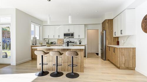 206 Echo Ridge, Kelowna, BC - Indoor Photo Showing Kitchen With Upgraded Kitchen