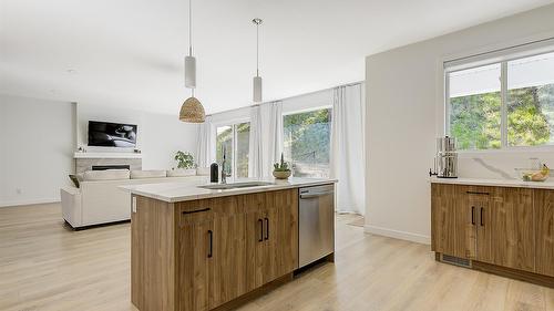206 Echo Ridge, Kelowna, BC - Indoor Photo Showing Kitchen