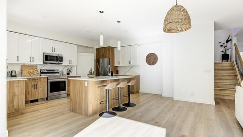 206 Echo Ridge, Kelowna, BC - Indoor Photo Showing Kitchen With Upgraded Kitchen