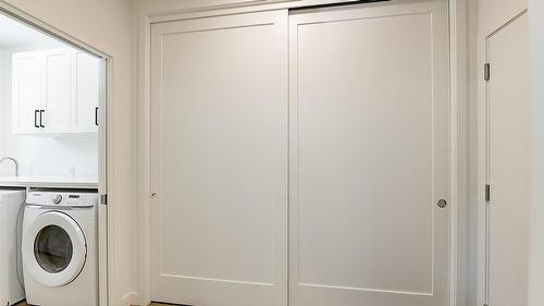 206 Echo Ridge, Kelowna, BC - Indoor Photo Showing Laundry Room