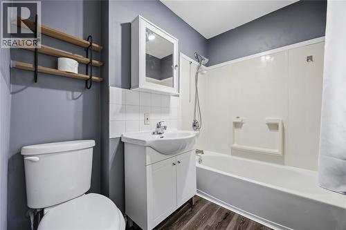 188 Cedar Crescent, Sarnia, ON - Indoor Photo Showing Bathroom
