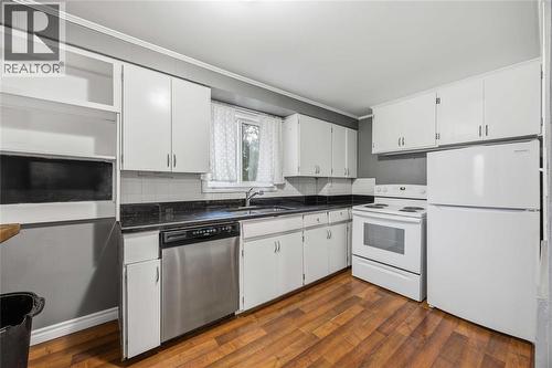 188 Cedar Crescent, Sarnia, ON - Indoor Photo Showing Kitchen