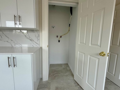 Salle de lavage - 920 Rue Emerson, Laval (Chomedey), QC - Indoor Photo Showing Other Room