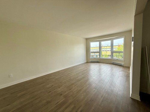 Salon - 920 Rue Emerson, Laval (Chomedey), QC - Indoor Photo Showing Other Room