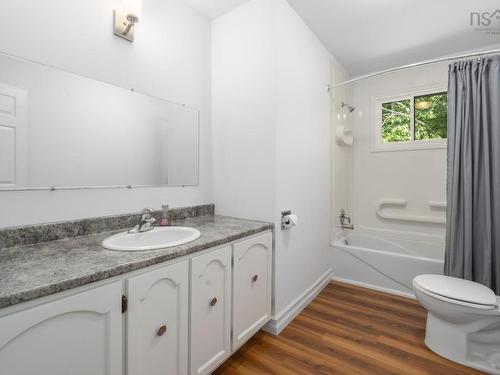 1 Silverside Drive, Waverley, NS - Indoor Photo Showing Bathroom
