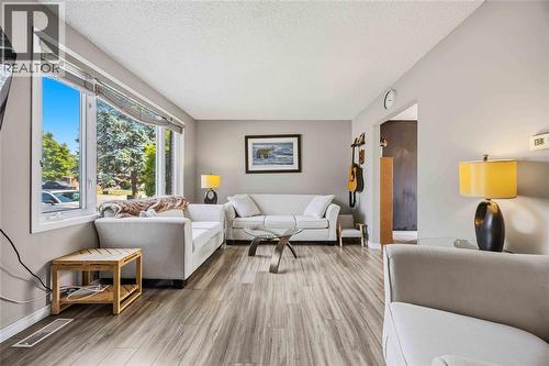 172 Templeton Crescent, St Clair, ON - Indoor Photo Showing Living Room