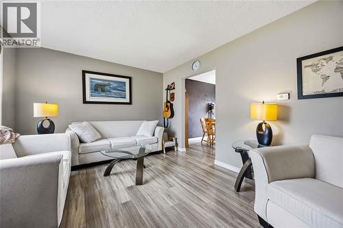 172 Templeton Crescent, St Clair, ON - Indoor Photo Showing Living Room