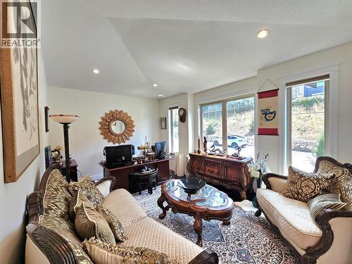 1494 Montenegro Drive, Kelowna, BC - Indoor Photo Showing Living Room