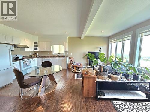 Legal suite - 1494 Montenegro Drive, Kelowna, BC - Indoor Photo Showing Dining Room