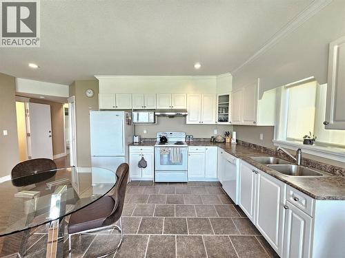 1494 Montenegro Drive, Kelowna, BC - Indoor Photo Showing Kitchen With Double Sink