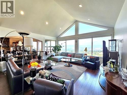 High ceiling living room - 1494 Montenegro Drive, Kelowna, BC - Indoor Photo Showing Living Room
