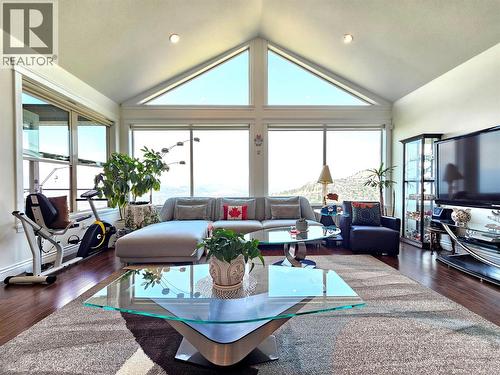 Well-maintained - 1494 Montenegro Drive, Kelowna, BC - Indoor Photo Showing Living Room
