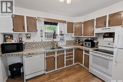 748 5Th Street E, Prince Albert, SK - Indoor Photo Showing Kitchen With Double Sink