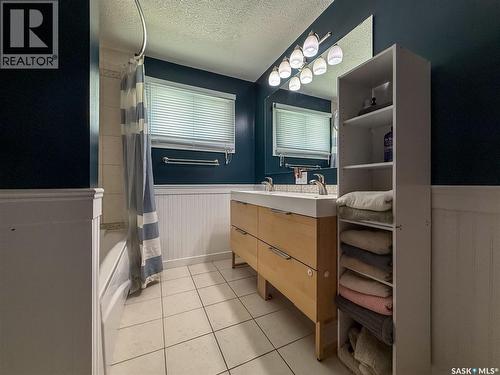 223 2Nd Avenue E, Frontier, SK - Indoor Photo Showing Bathroom