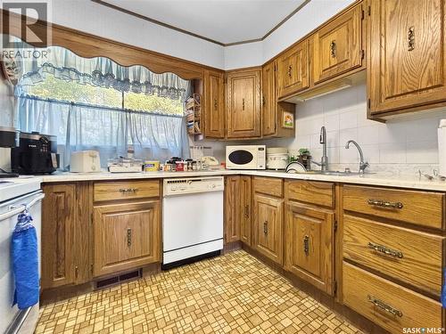 2510 Tomlinson Crescent, Saskatoon, SK - Indoor Photo Showing Kitchen