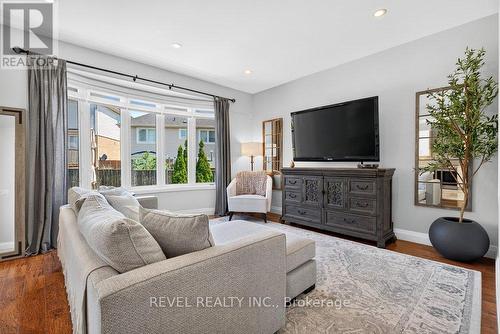 3201 Munson Crescent, Burlington, ON - Indoor Photo Showing Living Room