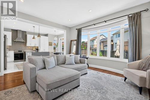 3201 Munson Crescent, Burlington, ON - Indoor Photo Showing Living Room