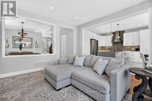3201 Munson Crescent, Burlington, ON - Indoor Photo Showing Living Room
