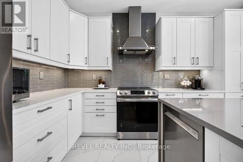 3201 Munson Crescent, Burlington, ON - Indoor Photo Showing Kitchen With Upgraded Kitchen