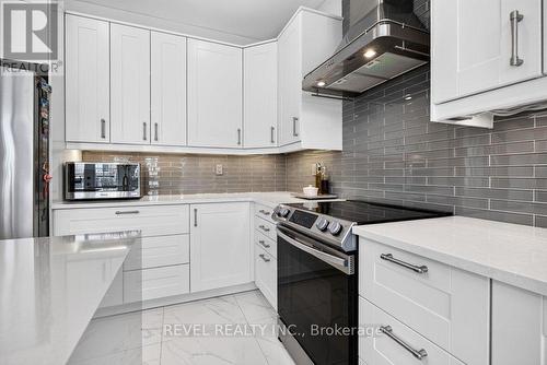 3201 Munson Crescent, Burlington, ON - Indoor Photo Showing Kitchen With Upgraded Kitchen