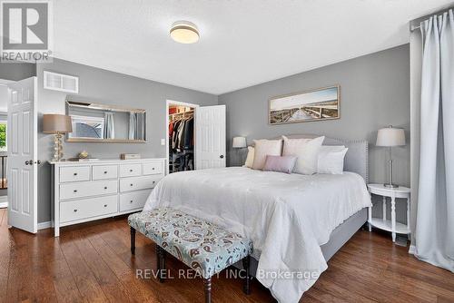 3201 Munson Crescent, Burlington, ON - Indoor Photo Showing Bedroom