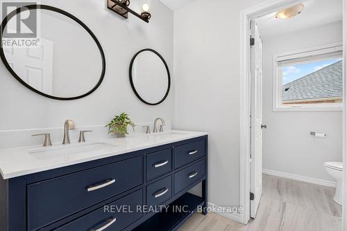 3201 Munson Crescent, Burlington, ON - Indoor Photo Showing Bathroom