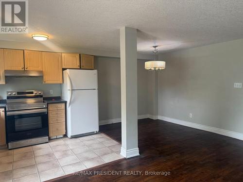 135 Activa Avenue, Kitchener, ON - Indoor Photo Showing Kitchen