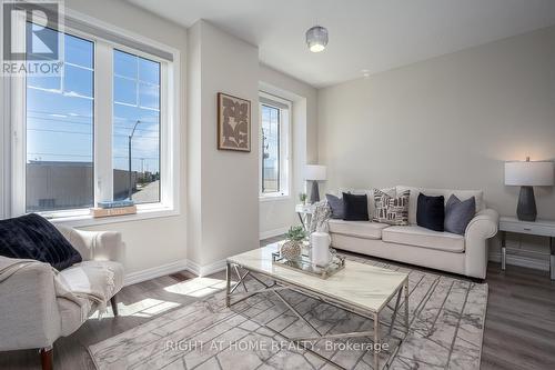 112 Hollywood Court, Cambridge, ON - Indoor Photo Showing Living Room