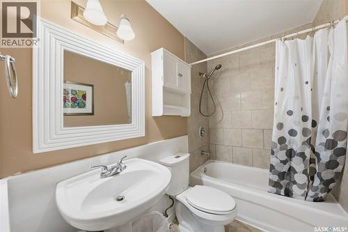 10 Dominion Crescent, Saskatoon, SK - Indoor Photo Showing Bathroom