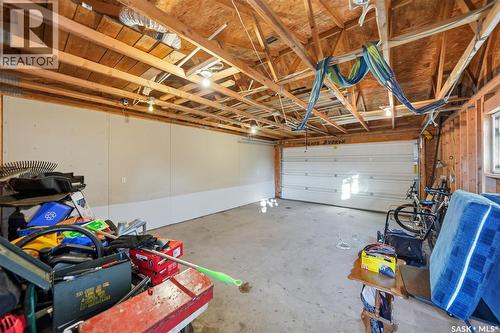 10 Dominion Crescent, Saskatoon, SK - Indoor Photo Showing Garage