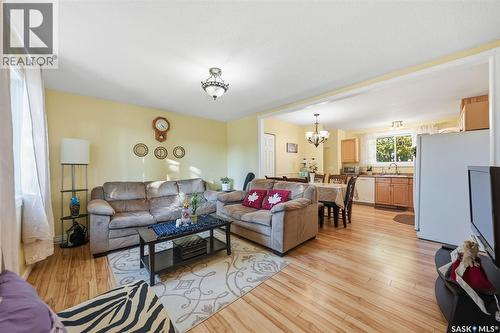 10 Dominion Crescent, Saskatoon, SK - Indoor Photo Showing Living Room