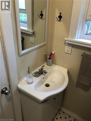 70 Belview Avenue Unit# 2, Hamilton, ON - Indoor Photo Showing Bathroom