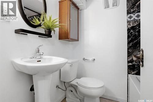 721 College Avenue, Regina, SK - Indoor Photo Showing Bathroom