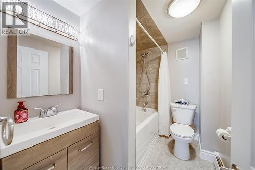 623 Edinborough, Windsor, ON - Indoor Photo Showing Bathroom
