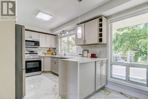 92 POPLAR CRESCENT W  Aurora, ON L4G 3L3