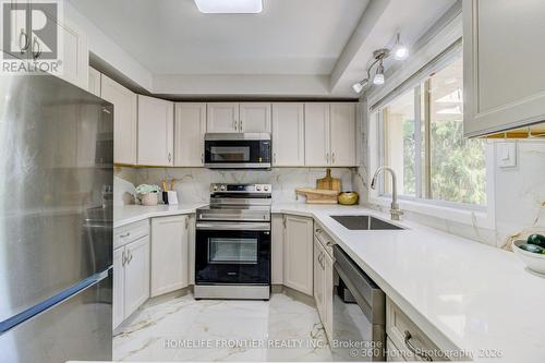 92 Poplar Crescent W, Aurora, ON - Indoor Photo Showing Kitchen With Upgraded Kitchen