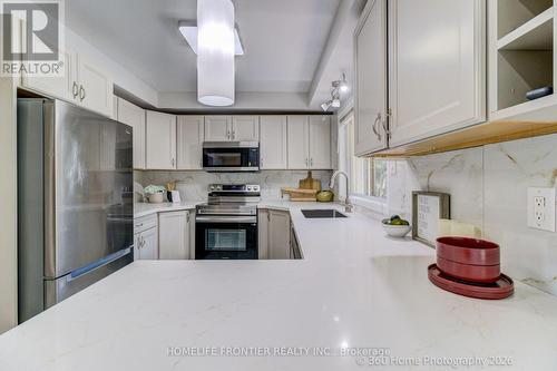 92 Poplar Crescent W, Aurora, ON - Indoor Photo Showing Kitchen