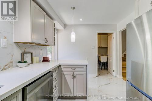 92 Poplar Crescent W, Aurora, ON - Indoor Photo Showing Kitchen