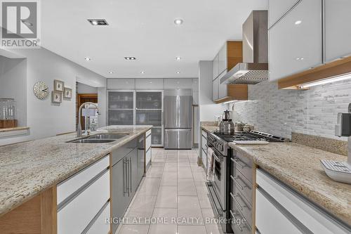35 Brightbay Crescent, Markham, ON - Indoor Photo Showing Kitchen With Double Sink With Upgraded Kitchen