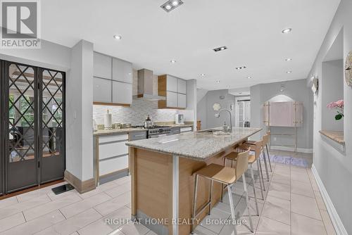 35 Brightbay Crescent, Markham, ON - Indoor Photo Showing Kitchen With Upgraded Kitchen