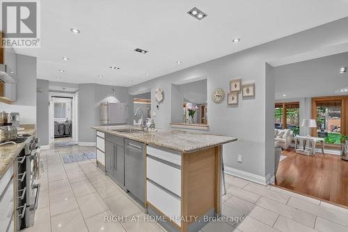 35 Brightbay Crescent, Markham, ON - Indoor Photo Showing Kitchen With Upgraded Kitchen