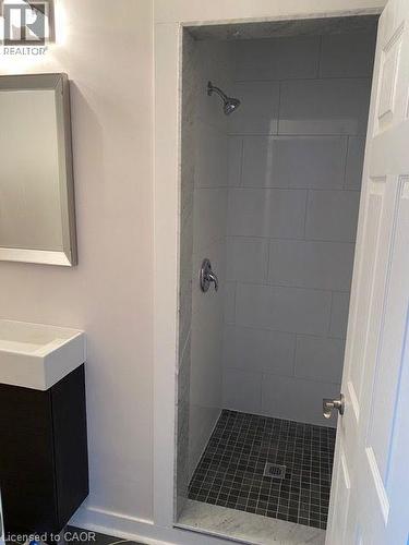 70 Proctor Boulevard Unit# Main, Hamilton, ON - Indoor Photo Showing Bathroom