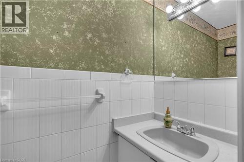 489 Acadia Drive, Hamilton, ON - Indoor Photo Showing Bathroom