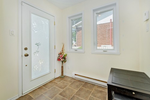 Hall d'entrée/Vestibule - 535 Rue De Briançon, Laval (Laval-Des-Rapides), QC - Indoor Photo Showing Other Room