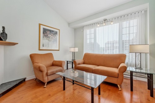 Salon - 535 Rue De Briançon, Laval (Laval-Des-Rapides), QC - Indoor Photo Showing Living Room